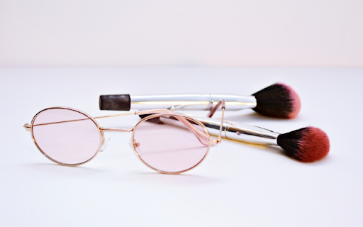 Makeup Brush and Glasses Theme  from Chrome web store to be run with OffiDocs Chromium online