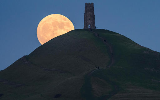 Moonrise Over the Tor  from Chrome web store to be run with OffiDocs Chromium online