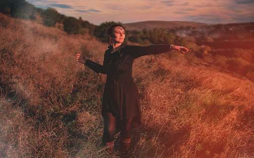 Mysterious girl in a hay field  from Chrome web store to be run with OffiDocs Chromium online