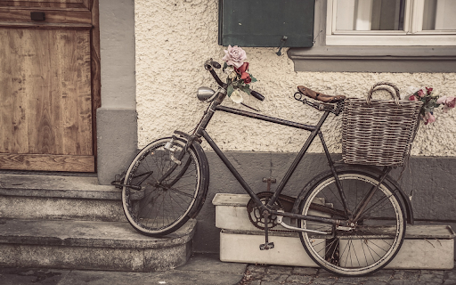 Old bicycle leaning against the wall  from Chrome web store to be run with OffiDocs Chromium online