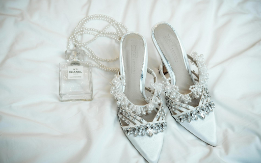 Pearl studded high heeled slippers  from Chrome web store to be run with OffiDocs Chromium online