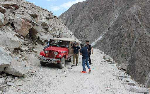 People Talking Outside a Jeep in Gilgit Baltistan, Pakistan  from Chrome web store to be run with OffiDocs Chromium online
