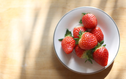 Plate of fresh strawberries  from Chrome web store to be run with OffiDocs Chromium online