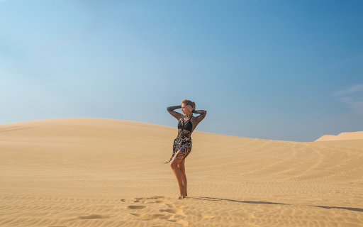 Pretty girl in the sandy desert  from Chrome web store to be run with OffiDocs Chromium online