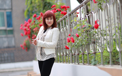 Pretty girl next to the flower fence  from Chrome web store to be run with OffiDocs Chromium online