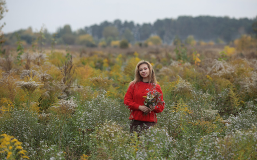Red shirt girl in the middle of the forest  from Chrome web store to be run with OffiDocs Chromium online