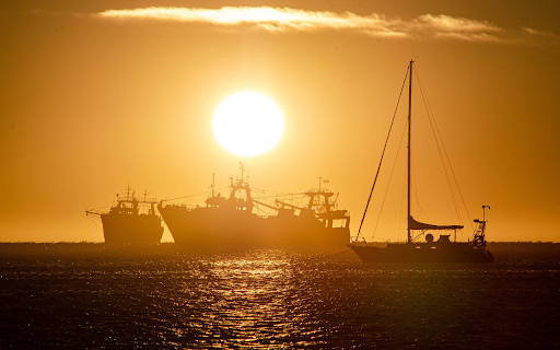 Red sun above the boat  from Chrome web store to be run with OffiDocs Chromium online