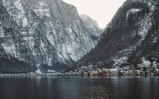 Scenic Winter View of Hallstatt in Austria  from Chrome web store to be run with OffiDocs Chromium online