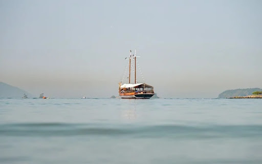 SEA AND BOATS THEME  from Chrome web store to be run with OffiDocs Chromium online