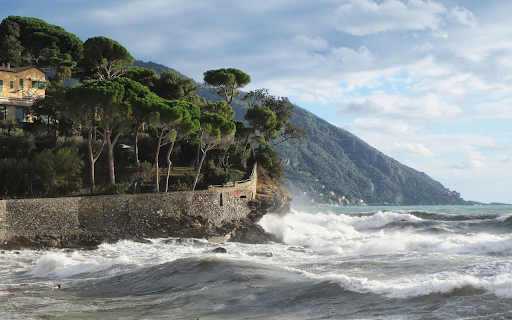 Sea waves crash on the shore  from Chrome web store to be run with OffiDocs Chromium online