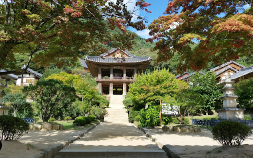 Secluded Temple Grounds in Autumn  from Chrome web store to be run with OffiDocs Chromium online