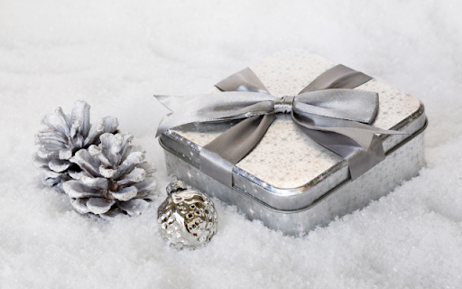 Silver Gift Box with a Silver Christmas Pinecone  from Chrome web store to be run with OffiDocs Chromium online