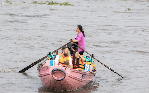 Small boats and tourists  from Chrome web store to be run with OffiDocs Chromium online