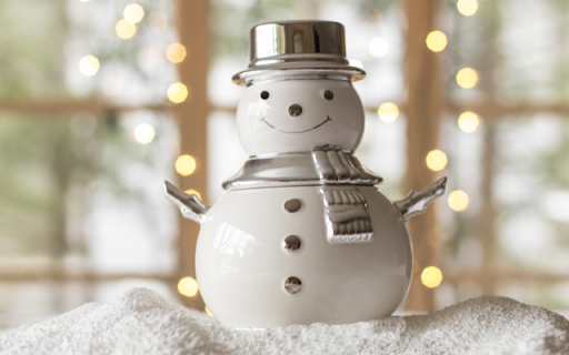 Snowman Figurine: A Charming Plastic Decoration for the Holidays  from Chrome web store to be run with OffiDocs Chromium online