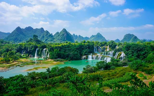 The humid mountainous landscape of Vietnam  from Chrome web store to be run with OffiDocs Chromium online