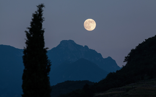 The moon hangs over the mountain top  from Chrome web store to be run with OffiDocs Chromium online