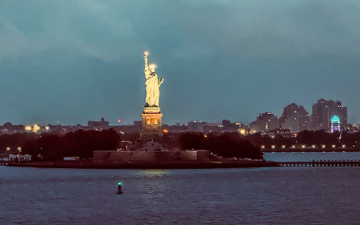 The statue glows in the night  from Chrome web store to be run with OffiDocs Chromium online