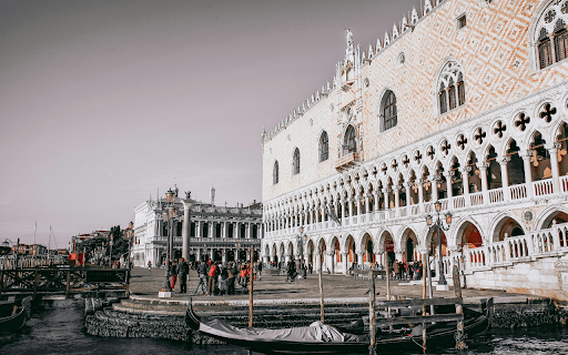 Tourists in Front of Palazzo Ducale in Venice Ital  from Chrome web store to be run with OffiDocs Chromium online