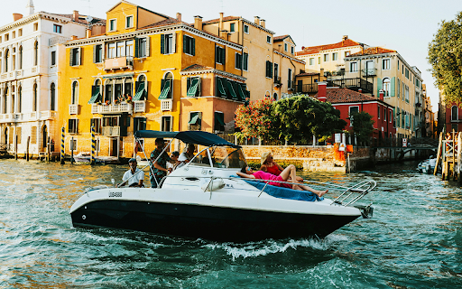 Tourists in Yacht on Venetian Canal  from Chrome web store to be run with OffiDocs Chromium online