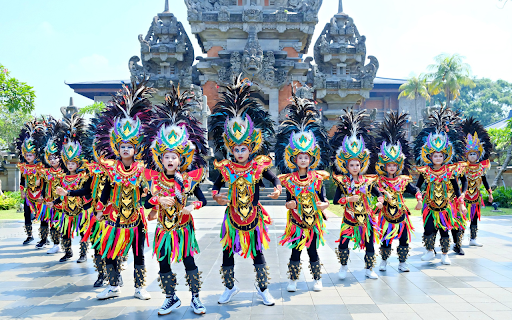 Traditional dance costumes  from Chrome web store to be run with OffiDocs Chromium online