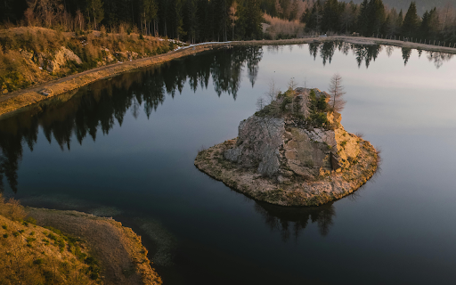 Tranquil Lake with Scenic Island at Sunset  from Chrome web store to be run with OffiDocs Chromium online