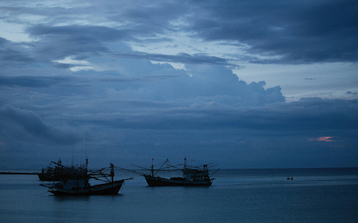 Trawlers in Sea at Dawn  from Chrome web store to be run with OffiDocs Chromium online