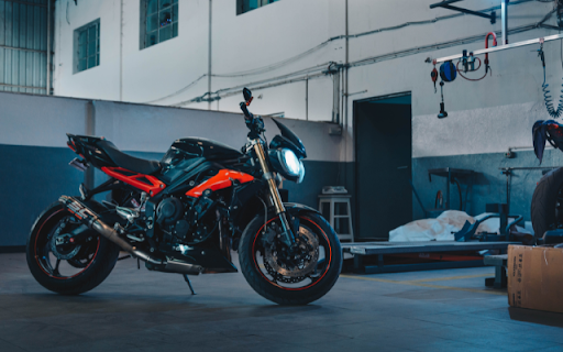 Triumph Street Triple RS: A Razor Sharp Streetfighter Masterpiece  from Chrome web store to be run with OffiDocs Chromium online