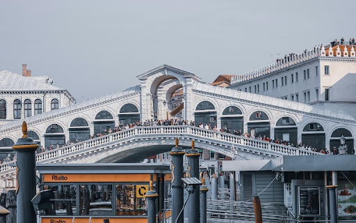 Unrecognizable people on Rialto Bridge against buildings in city  from Chrome web store to be run with OffiDocs Chromium online