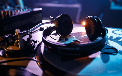 Vinyl Beats  Headphones  from Chrome web store to be run with OffiDocs Chromium online