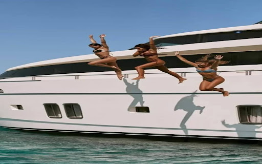 wallpaper girl yachting on the sea  from Chrome web store to be run with OffiDocs Chromium online
