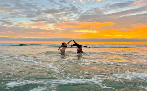 Wallpaper of two girls having fun on the beach  from Chrome web store to be run with OffiDocs Chromium online