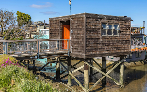 Waterside Cabin  from Chrome web store to be run with OffiDocs Chromium online