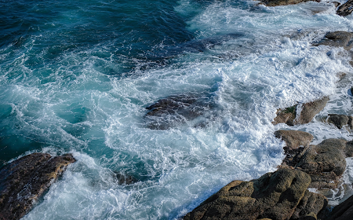 Waves crashing on the rocky shore  from Chrome web store to be run with OffiDocs Chromium online