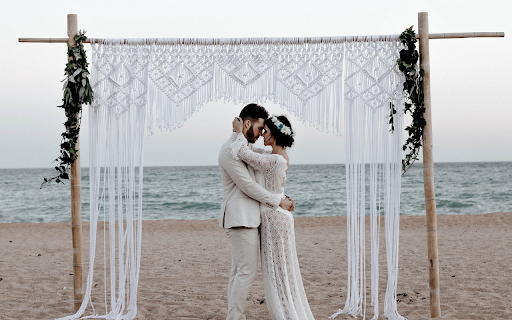 Wedding on the beach  from Chrome web store to be run with OffiDocs Chromium online