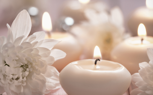 White Candle and White Chrysanthemum  from Chrome web store to be run with OffiDocs Chromium online
