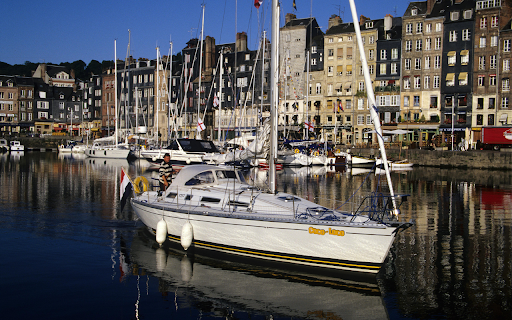 Yacht on Lake Bassin  from Chrome web store to be run with OffiDocs Chromium online