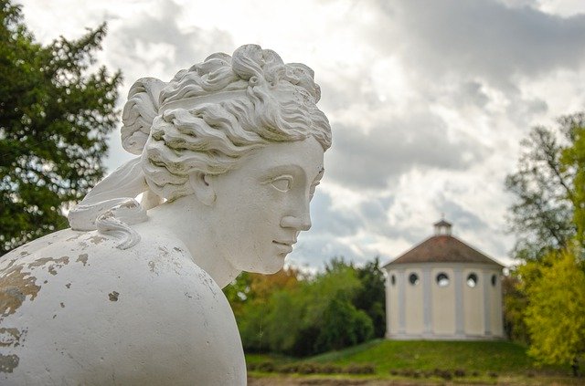 무료 다운로드 Sculpture Kneeling Venus Wörlitz - 무료 사진 또는 김프 온라인 이미지 편집기로 편집할 수 있는 사진