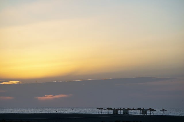 Bezpłatne pobieranie bezpłatnego zdjęcia parasoli plażowych o wschodzie słońca w lecie do edycji za pomocą bezpłatnego edytora obrazów online GIMP