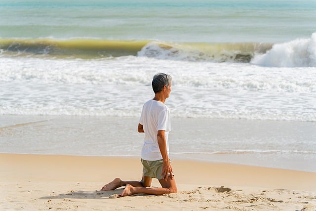 Muat turun percuma gambar lelaki meditasi yoga pantai laut percuma untuk diedit dengan editor imej dalam talian percuma GIMP