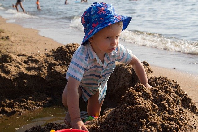 Scarica gratuitamente Sea Child Sand: foto o immagini gratuite da modificare con l'editor di immagini online GIMP