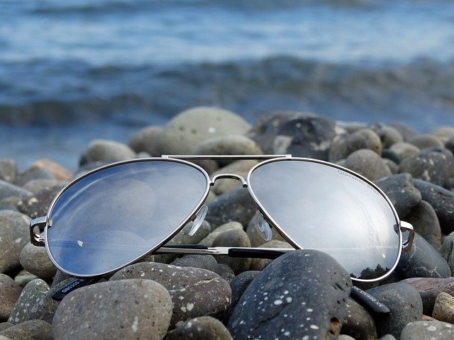 Descarga gratuita Sea Glasses Beach Vacation - foto o imagen gratuita para editar con el editor de imágenes en línea GIMP