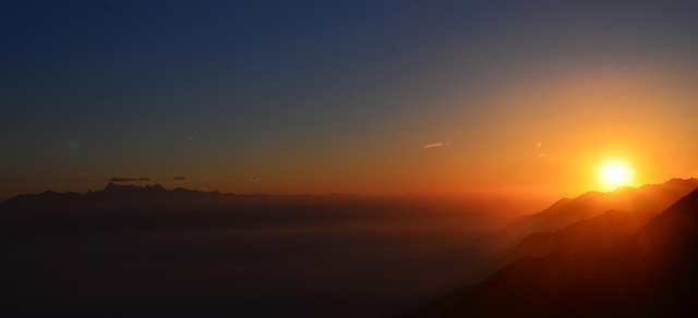 Bezpłatne pobieranie Sea Of Clouds Sunrise - bezpłatne zdjęcie lub obraz do edycji za pomocą internetowego edytora obrazów GIMP