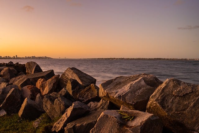 Bezpłatne pobieranie bezpłatnego zdjęcia skał morskich, kamieni na plaży, zachodu słońca, do edycji za pomocą bezpłatnego edytora obrazów online GIMP