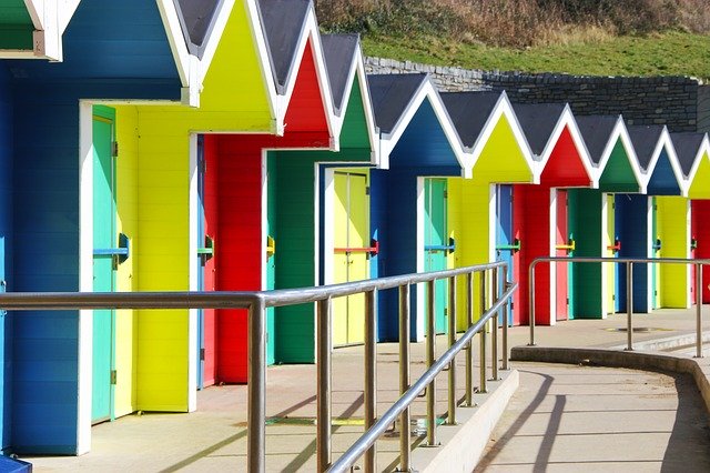 Descarga gratuita Seaside Huts Beach: foto o imagen gratuita para editar con el editor de imágenes en línea GIMP