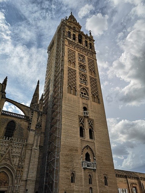 Unduh gratis Sevilla Giralda Clouds - foto atau gambar gratis untuk diedit dengan editor gambar online GIMP