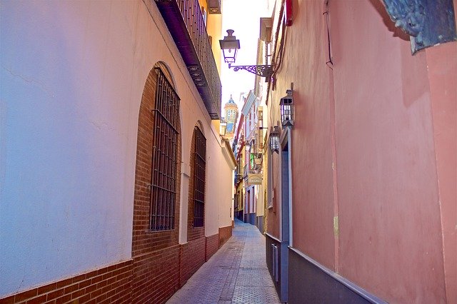 ดาวน์โหลดฟรี Seville Street Rue - ภาพถ่ายหรือรูปภาพฟรีที่จะแก้ไขด้วยโปรแกรมแก้ไขรูปภาพออนไลน์ GIMP