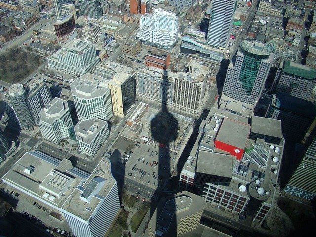 Bezpłatne pobieranie Shadow cn tower toronto city view darmowe zdjęcie do edycji za pomocą bezpłatnego internetowego edytora obrazów GIMP