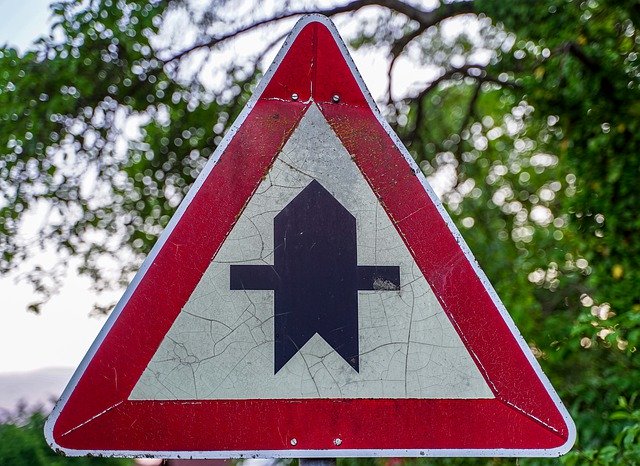 Descărcare gratuită Shield Street Sign Right Of Way - fotografie sau imagini gratuite pentru a fi editate cu editorul de imagini online GIMP