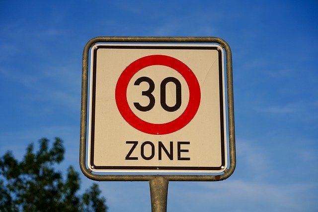 Gratis download Shield Street Sign Zone 30 - gratis foto of afbeelding om te bewerken met GIMP online afbeeldingseditor