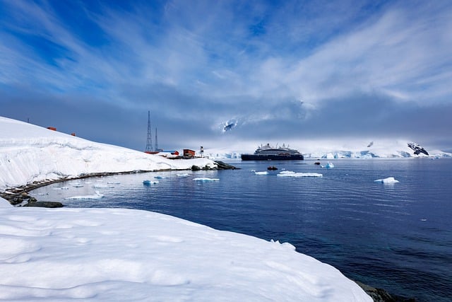 Descargue gratis la imagen gratuita de la expedición en el hielo del crucero en barco para editar con el editor de imágenes en línea gratuito GIMP